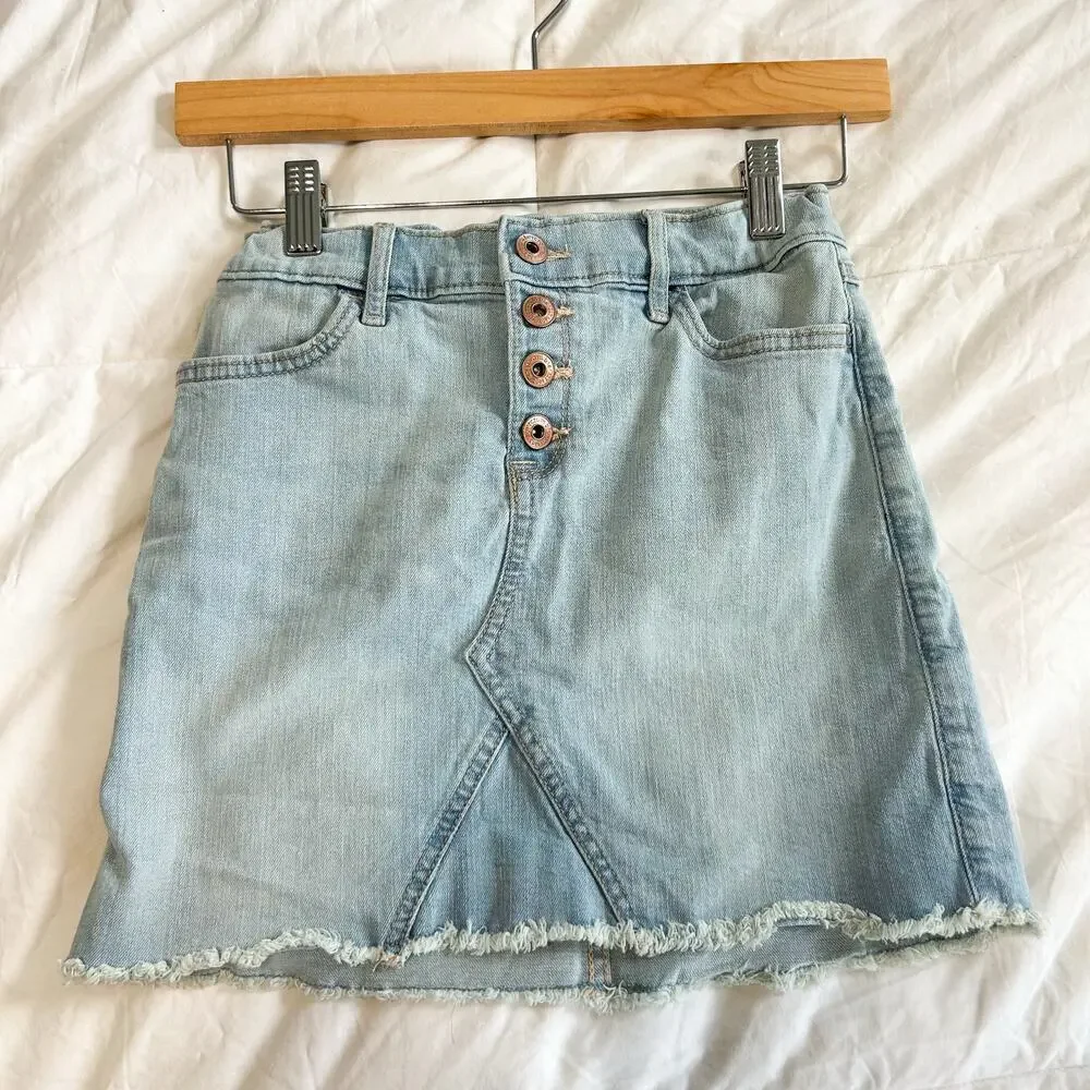 NWOT Abercrombie Kids Light Wash Denim Button Front Mini Skirt Size 11/12